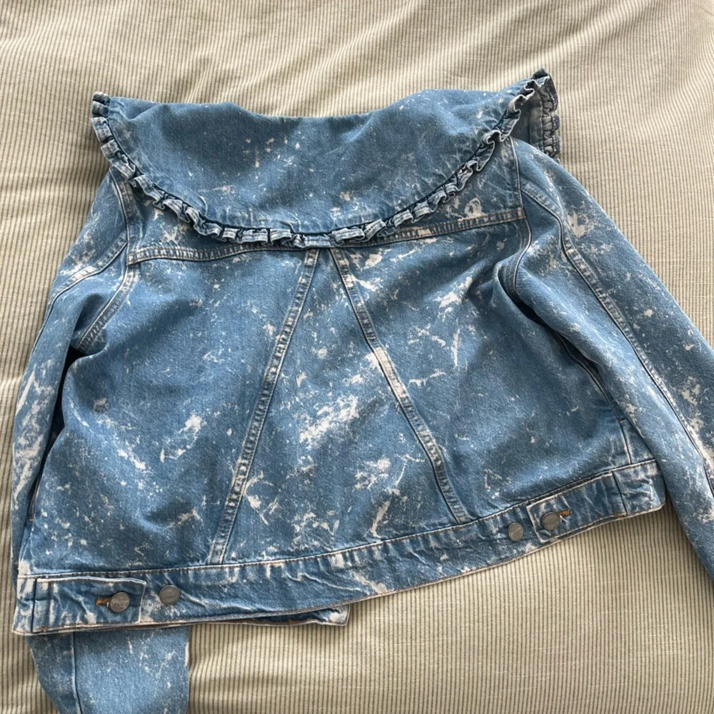 Ganni Women's Blue Denim Jacket with Ruffle Collar - Picture 3 of 3